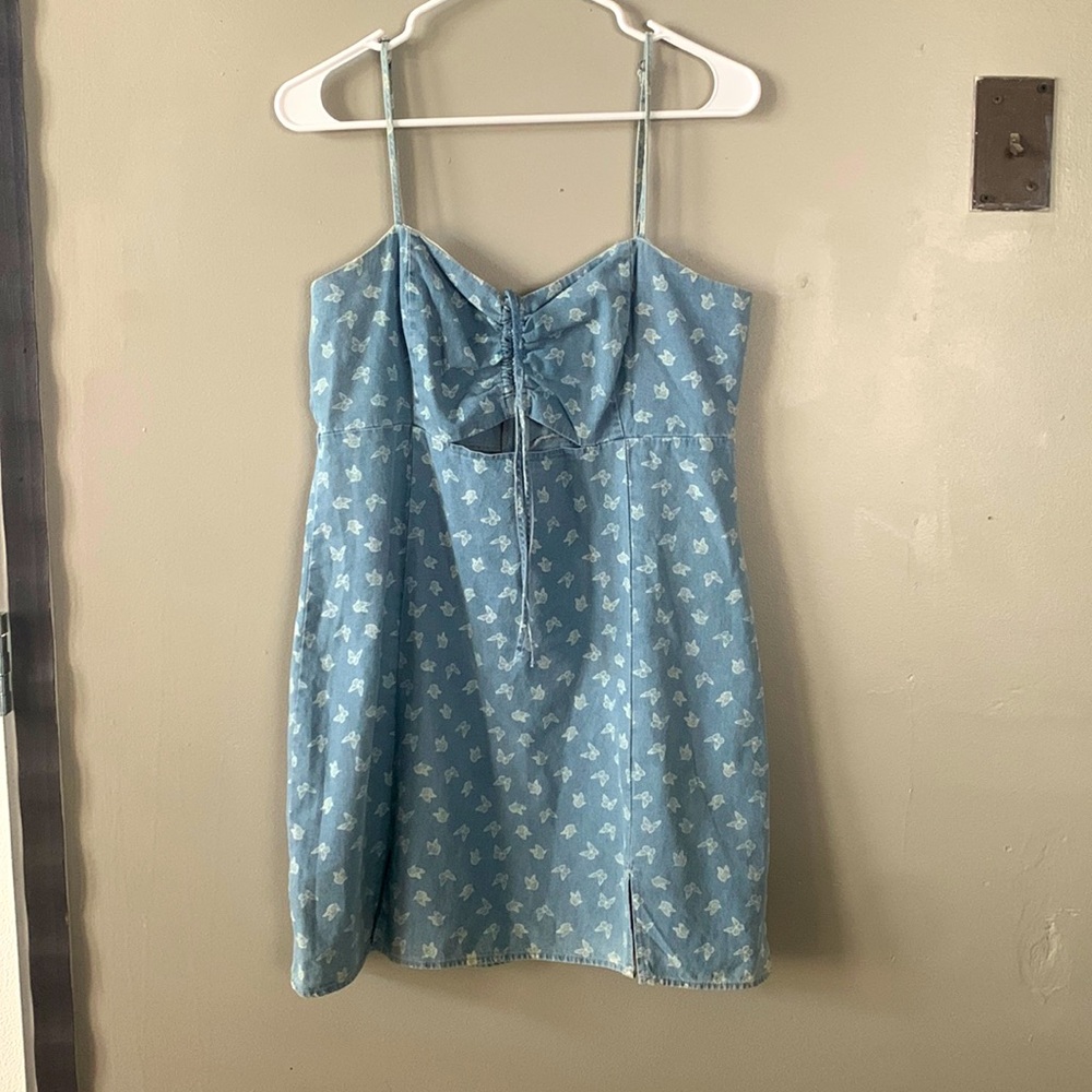 Im selling a mini dress tight to your body. Its a very nice fitting and looks.